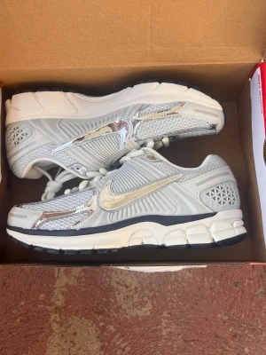 Nike Zoom Vomero 5 - Helt nya, aldrig använda endast testade bara i hemmet. Märkte fort att det inte riktigt är min stil. Pris kan diskuteras vid snabb affär. Exakt som nya.