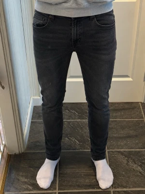 Replay svarta jeans W32 L34 slim fit - Svarta Replay jeans i storlek W32/L34 med slim fit-passform. Snygg mörk/svart washed denim och klassisk femficksdesign. Använda men fortfarande i fint skick – se bilder för skick.  👖 Replay 📏 W32 / L34 ⚫ Svart / mörkgrå washed ✨ Slim fit  Skicka gärna vid frågor eller om du vill ha fler mått/bilder.