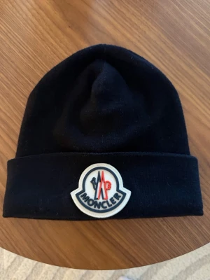 Moncler Mössa - Moncler Möss i marinblå färg 