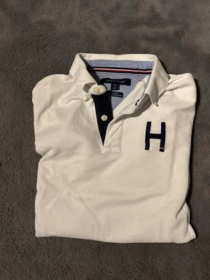 Tommy Hilfiger Polo - Det är en riktig fett och skön polo från Tommy hilfiger. Den är fortfarande i riktigt bra skick. Den är storleken S.