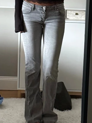 Grå Lågmidjade jeans  - Lågmidjade jeans från Gina i storlek 158 tall har vanligtvis 34/36 i jeans