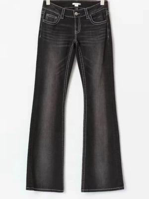 Svarta bootcut jeans med kontrastsömmar - Snygga svarta bootcut jeans med tydliga vita kontrastsömmar och klassisk femficksmodell. De är i storlek 146 och passar xxs, xs. Säljer då jag rensar garderoben. 