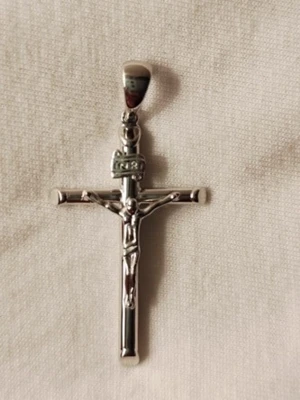 KLASSISKT KRUCIFIX INRI HÄNGE I ÄKTA STERLING SILVER 925 - Säljer lite av min smyckessamling för andra ting i livet:-D   Perfekt fint hänge, berlock, charm som en vacker omtänksam gåva eller present, födelsedagspresent, dop eller till någon du älskar eller håller kär i livet. Någon som är religiös i Kristi tro.  Eller unna bara dig SJÄLV, till ett fint tidlöst smycke:-D  MER INFO:   SILVER KORS HÄNGE KRUCIFIX MED JESUS KRISTUS.   Sterling silver 925  Längd med ögla: ca 4 cm.   Bred: ca 2,2 cm. 
