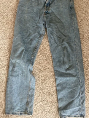 Ljusblå loose fit jeans Jack & Jones - Säljer ett par ljusblå jeans från Jack & Jones i loose fit-modell. Klassisk femficksdesign och raka ben. Perfekta för dig som gillar en avslappnad och trendig stil. Materialet är bomull för skön känsla hela dagen.