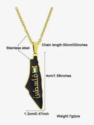 Palestina karta Guldhalsband Palestina karta - Snyggt halsband i rostfritt stål med ett hängsmycke i form av Palestinas karta. Hängsmycket är svart med guldkant och har palestinska flaggan samt arabisk text. Kedjan är 50 cm lång och halsbandet väger 7 gram.