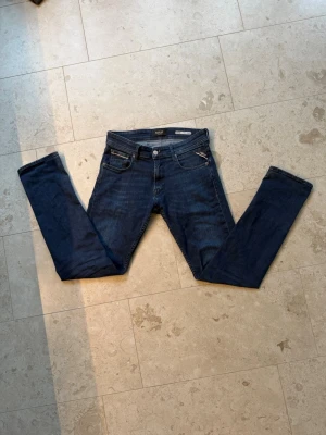 Mörkblå straight fit jeans Replay - Snygga mörkblå jeans från Replay, modell Grover med straight fit. Klassisk femficksdesign och normal midja. Perfekta för dig som gillar en tidlös och enkel stil. Tillverkade i mjukt denimtyg som sitter skönt hela dagen.