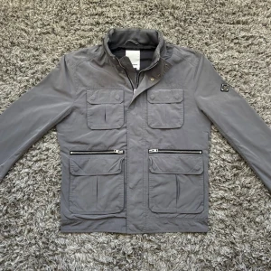 J Lindberg Field jacket - Säljer denna riktigt feta tunnare j Lindeberg field jacketen!⭐️Skick : 9,5/10!🙌Storlek M!⭐️NYPRIS = 4000kr! Hör gärna av er om ni har funderingar!👍