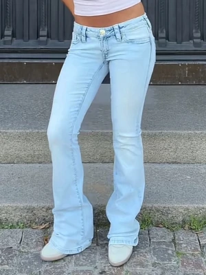 Gina 14+ runway jeans  - Säljer ett par slutsålda ljusblå bootcut jeans med klassisk femficksdesign och låg midja. Säljer dessa snygga jeans då de inte kommer till användning längre och har inga defekter!