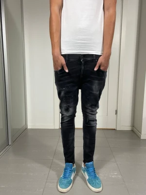 Dondup Jeans - Säljer dessa Dondup Jeans. Mått ca 38,5 o 95 cm. Moddelen är 183 o väger 68 kg, skriv för fler bilder/frågor🙌🏼