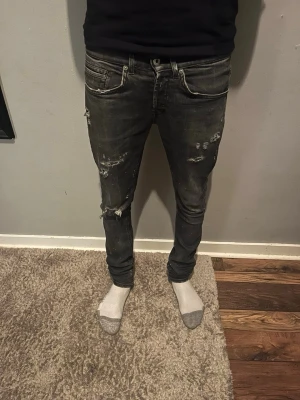 Dondup George  - Skick: 8/10 | storlek: W28 passar mer som W29 | Modell: George slim fit | Pris: 799kr ( Priset kan diskuteras vid smidig affär!