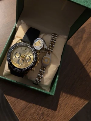 Klocka  - En hel accessoarer box med en klocka, ring och ett armband. Ni väljer såklart vad ni vill ha och gör det till en hel box.