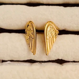 Guldringar med vingar och trollslända -  Ena ring har formen av detaljerade änglavingar och det andra föreställer en trollslända med texturerade vingar. Perfekta för dig som gillar unika och fantasifulla accessoarer.