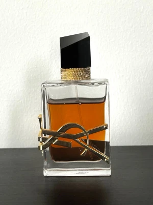 YSL Libre Intense - Öppnad Libre Intense. Skänker bort två provflaskor utav min Libre Intense Parfym till mer behövande.