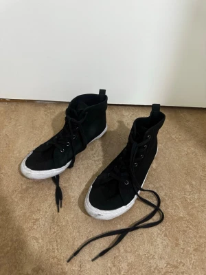 Svarta sneakers  - Ett par svarta sneakers i stl 38 säljs för 80 kr.