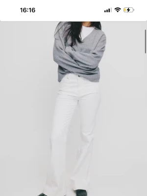 Vita jeans bikbok - Säljer ett par vita camille 5 pocket flare jeans 900 från bikbok. Jeansen är i storlek 24/32 och har inga tecken på användning. Säljer dem då de är försmå för mig, nypris 499kr💓💓
