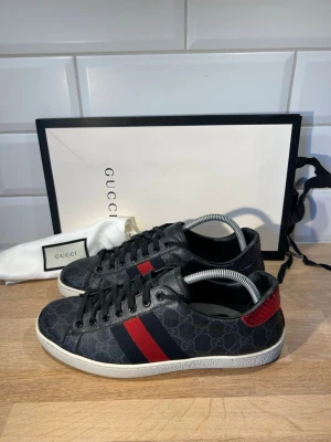 Gucci Ace - Gucci i mycket bra skick | Storlek: 42 kan passa 43 | Ingår: Påse och dustbag | Vid frågor eller diskussion om pris är det bara att skriva✍🏼| Frakt inom 48h📦