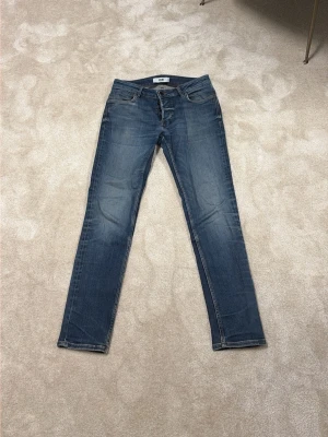 Slim fit jeans från Neuw - Asfeta slim fit jeans från neuw i modellen Lou, sitter väldigt likt nudie grim tim/lean dean. Sparsamt andvända i en väldigt snygg tvätt. Skriv om du har fler frågor eller vill ha nå bilder!