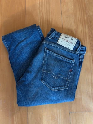 Blå raka jeans från Replay - Säljer ett par klassiska blå jeans från Replay med raka ben och femficksmodell. Nästan helt nya och knappt använda. Slim fit. Hör av er vid funderingar.