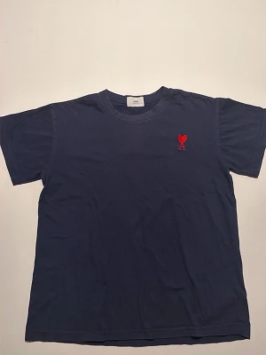 Mörkblå Ami Paris T-shirt  - En mörkblå Ami Paris T-shirt. 