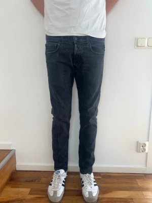 Replay Jeans - Säljer just nu dessa feta Replay Jeans🙌🏻Storlek: 32/32. Längd= 105 cm | Midja= 44 cm | Skriv för fler frågor eller funderingar! Modellen är 190 cm och väger 75 kg!