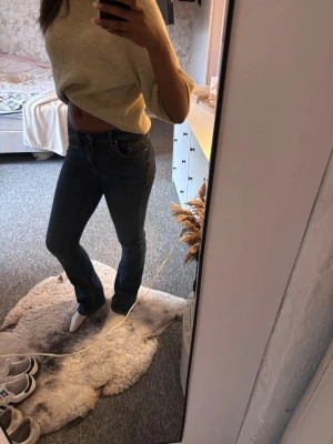 Mörkblå bootcut jeans - Säljer ett par mörkblå bootcut jeans med klassisk femficksdesign. Jag är 1,77m lång