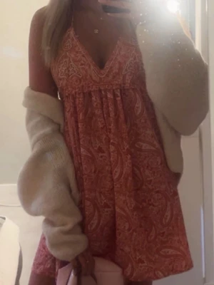 Rosa kort klänning med paisleymönster - Säljer då den endast kom till användning vid ett tillfälle💞💞
