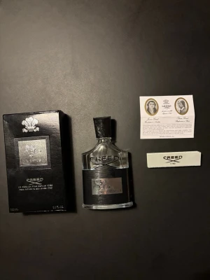 Creed Aventus Eau de Parfum 100ml - Creed Aventus Eau de Parfum i 100ml flaska. . Kommer med originalförpackning och informationskort. En ikonisk doft med exklusiv känsla och lyxig design.