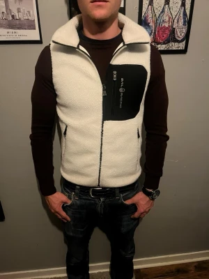 Sail racing fleece väst  - Storlek: XS  | Skick: mycket bra/ nästan ny  |  pris: Köpt för cirka 2200 i butik, mitt pris 599 | modellen på bilen är 180 och väger 70kg |.         pris kan diskuteras!