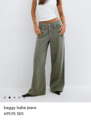 Baggy gröna jeans med vida ben - Super snygga jeans från Gina. Tyvärr för långa så en kommit till användning. Köparen står för frakten 