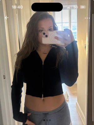 Marinblå croppad hoodie med dragkedja - Säljer en slutsåld marinblå croppad hoodie med dragkedja från Brandy Melville🥰. Hoodien har långa ärmar och en enkel, stilren design utan synligt märke. Perfekt för en chill och avslappnad look.
