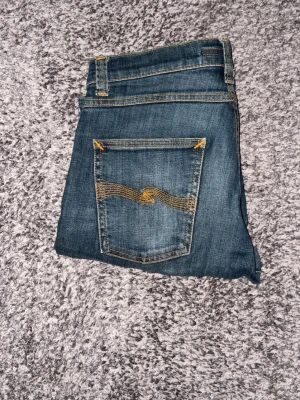 Nudie Jeans - Feta nudie jeans som knappt är använda! Riktigt snygg och clean tvätt som passar till vad som helst. Skön passform som är lite mer slim, passar dig som är W30,31,32. Hör av dig vid funderingar ✅