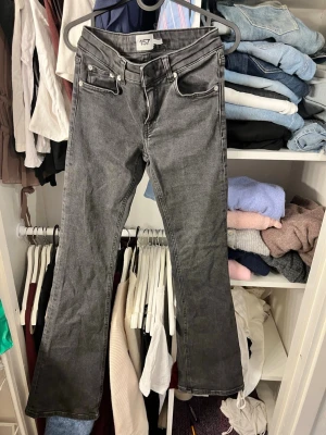 Svart bootcut jeans  - Snygga svarta bootcut jeans lowwaist och väldigt snygg passform!