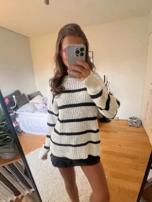 Vit stickad tröja med svarta ränder - Randig stickad tröja i storlek S😊😊😊