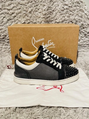 Christian Louboutin Sneakers - | skick: 9/10 | Färg: Svart grå och vit | Vad inkluderas: Enbart Skor och Dustbag | 