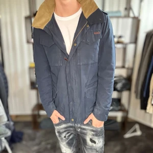 Peak performance field jacket -  Ok skick, använd men fullt brukbar🤩. Nypris ca 2000kr. Modellen är 185 cm, 75 kg. Alltid billigare pris vid köp av flera varor‼️🙌Svarar alltid på frågor eller funderingar! 