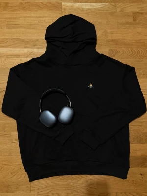 Vivienne westwood hoodie - Säljer en svart hoodie från Vivienne Westwood med den ikoniska broderade Orb-loggan på bröstet. Perfekt till hösten som är runt hörnet. Aldrig använd, men äktenhetsbevis saknas tyvär då det var en gåva. Pris kan diskuteras:)
