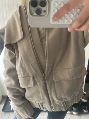 Höst jacka  - Jätte fin cropped cargo jacket, ifrån weekday, använd 2 gånger,  i storlek 42, perfekt nu till hösten🍂🤎🤍