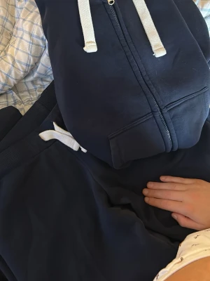 Mörkblått loungewear-set med dragkedja - Mysigt mörkblått sätt ifrån Gina 