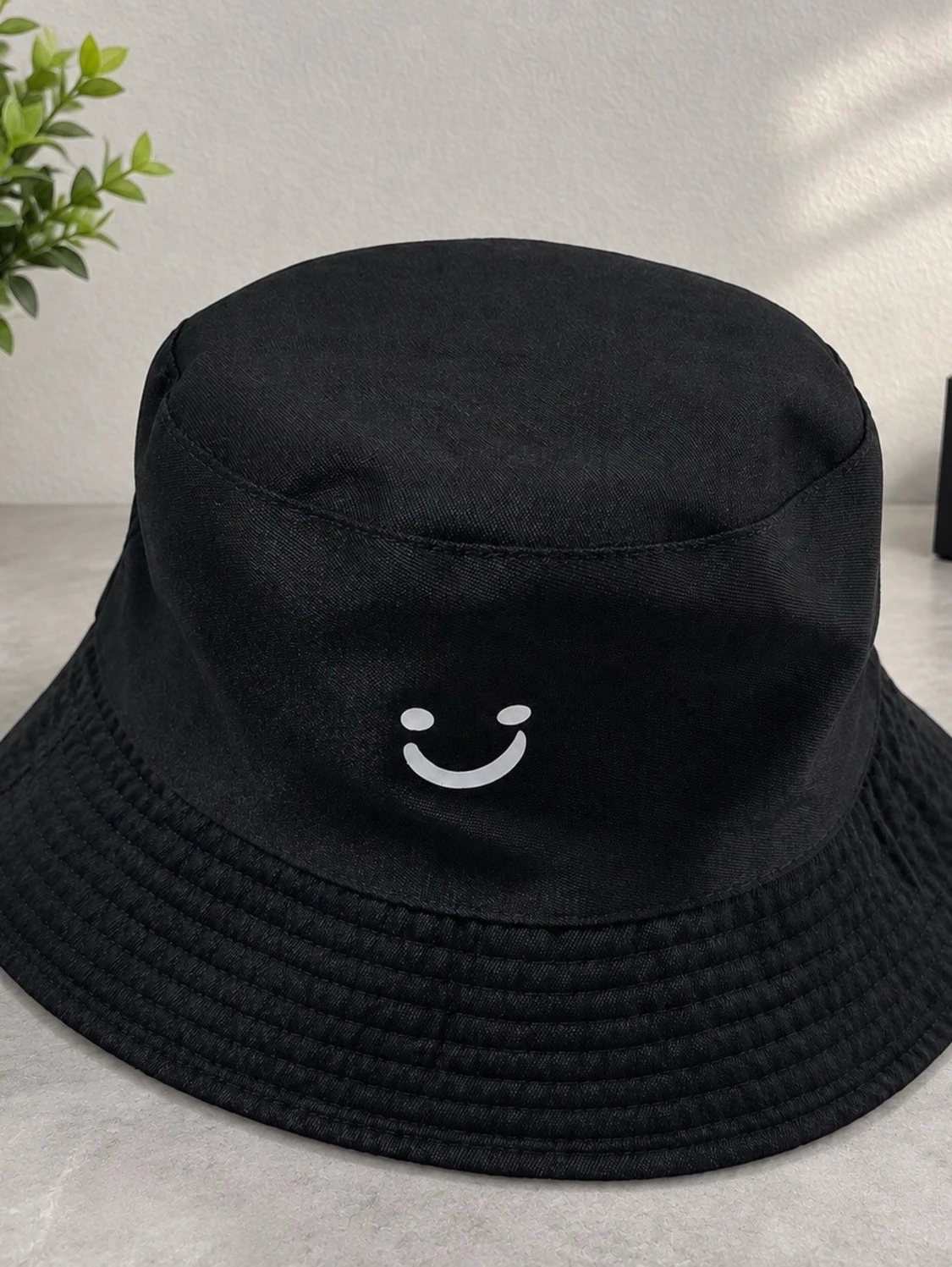 Svart bucket hat med smiley