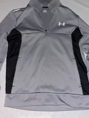 Under Armour - Tröja + Byxor - Grå Under Armour tracksuit i bra skick, tröjan är storlek S och byxorna storlek M.