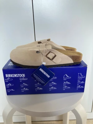 Birkenatock boston  - Hejsan , säljer ett par helt nya oanvända Birkenatock Boston bs mocka. Helt oanvända inkl låda. Frakt samma dag . Fast pris . 