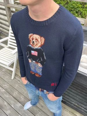 Polo Ralph Lauren Polo Bear stickad ny - Ny med prislapp och orginalpåse Qr scan (se bild) Stickad i bomull, otroligt mjuk och skön Storlek S, funkar även för XS Jag på bild är 180cm och 66kg Hör gärna av dig