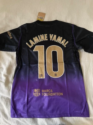 Lamine Yamal - Barcelona bortatröja 2026/27 - Barcas ”Kobe-inspirerade” riktigt feta bortatröja för säsongen med Lamine Yamal 10 bak🟣🇪🇸