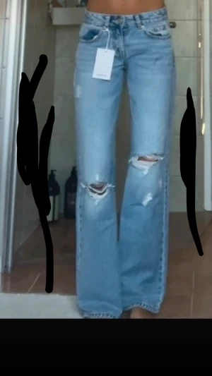 Trendiga virala jeans  - Oootroligt snygga jeans, helt slutsålda.  Helt nya med prislappen kvar!!💖midjemått: 34cm, innerbenslängd: ca 77cm.
