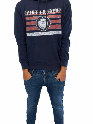 Saint Laurent Hoddie  - En snygg mörkblå saint Laurent Hoddie. En perfekt hoddie för dig för nu i hösten. Använd några gånger fortfarande i top skick. Modellen på bilden är ca 175cm, tveka inte om frågor eller om du har något liknande🙌