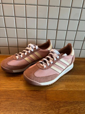 Adidas SL - Säljer ett par Adidas SL i storlek 37 1/3 åt min farmor, helt oanvända.