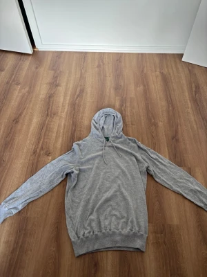 Grå hoodie från Alan Paine - Snygg grå hoodie från Alan Paine med klassisk huva och dragsko. Tillverkad i mjukt stickat material som känns skönt mot huden. Perfekt för dig som gillar en enkel och stilren look. Passar till det mesta och är lätt att matcha. Pris diskuterbart vidd snabb affär.