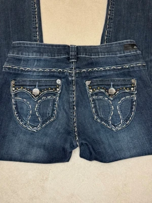 Mörkblå jeans med detaljerade fickor - Ett par skit snygga jeans från Amor, trust & truth. Dessa har snygga detaljer på fickorna och är i super fint skick! Mått kan alltid skickas privat!💕 
