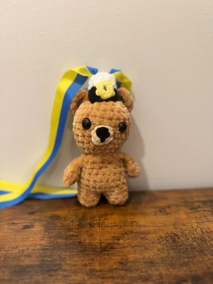 Virkat studentnalle med band - Söt handvirkad nalle i beige garn med student hänge❤️