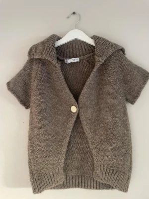 Zara Tröja - Säljer min tröja från Zara då den aldrig kommit till användning, använd 1 gång så är som ny💞
